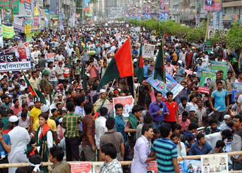 শাপলা চত্বরঃ ব্যাপক জনসমাগম, সামনের সড়ক বন্ধ, পরিবহন চলাচল কমে গেছে