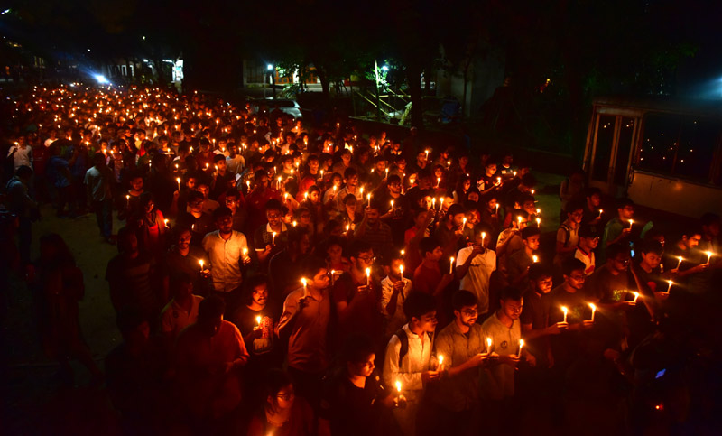 মোমবাতি জ্বালিয়ে আবরারকে স্মরণ